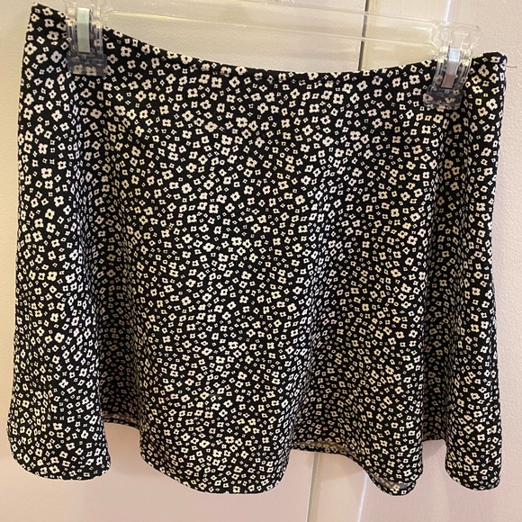 Urban outfitters black and white floral mini skirt - Picture 3 of 4